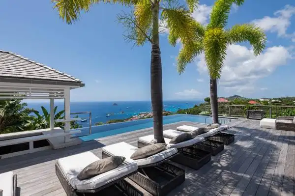 Villa 5 chambres sur les hauteurs de Lurin avec magnifique vue mer et sur Gustavia