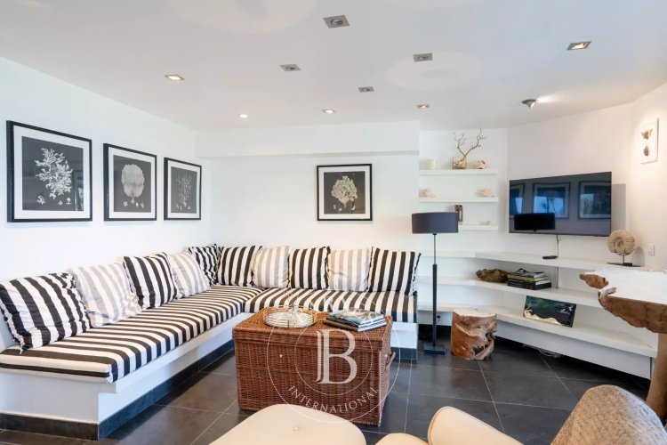 Duplex Unit with Sea View - picture 1